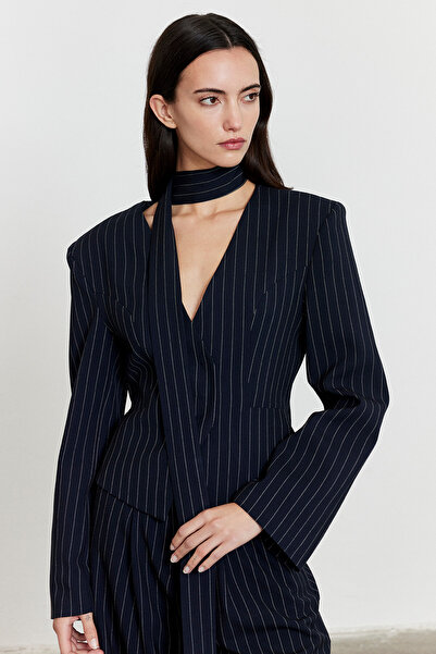 FACETTE سترة مخططة بتفاصيل وشاح عند الخصر باللون الأزرق الداكن