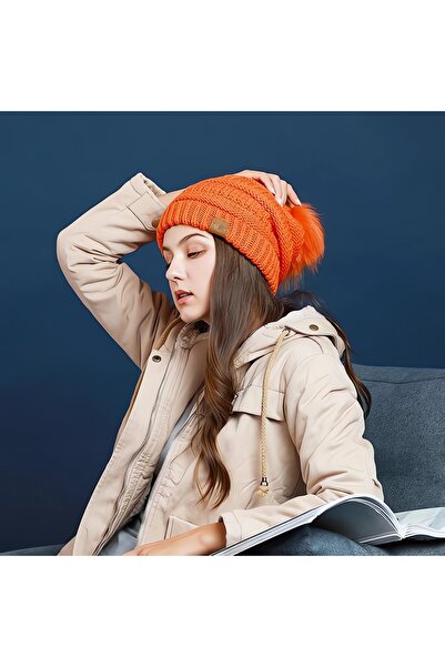 Redess Warm women's winter hat with pompom, fleece lining, thick knit, elastic, for snow