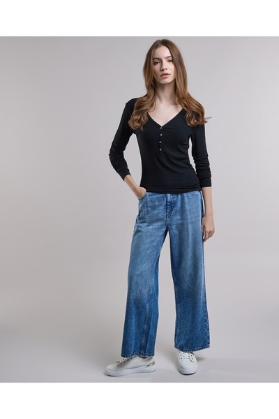 R&B Ribbed Top with V-Neck and Long Sleeves