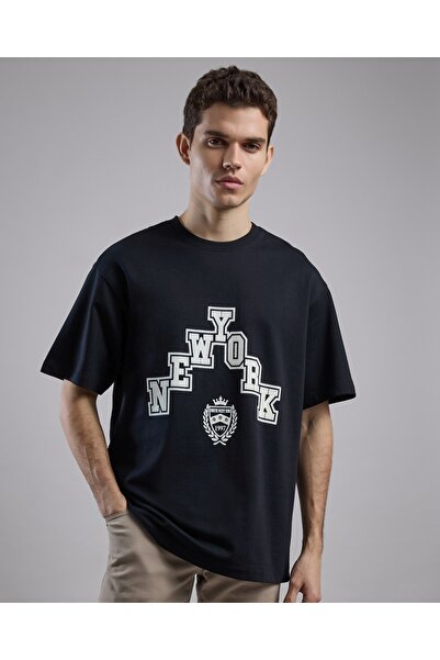 R&B تي شيرت بطبعة خطية مع رقبة دائرية وأكمام قصيرة