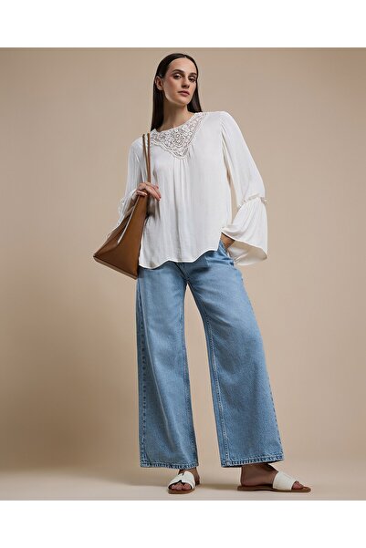 R&B Laced Top with Crew Neck and Flounce Sleeves