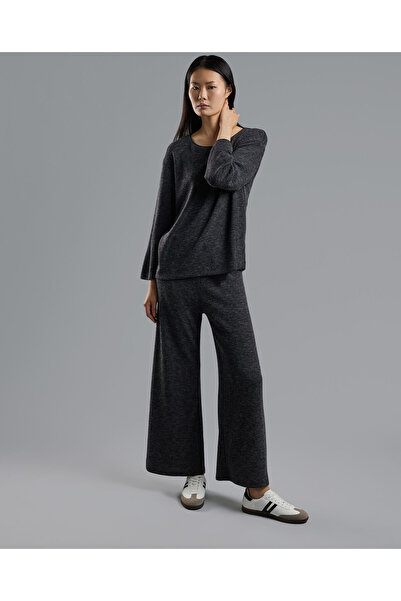 R&B Textured Knit Top with Round Neck and Long Sleeves