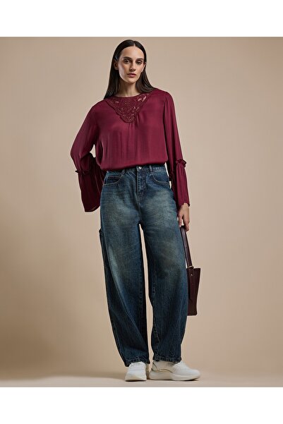 R&B Laced Top with Crew Neck and Flounce Sleeves