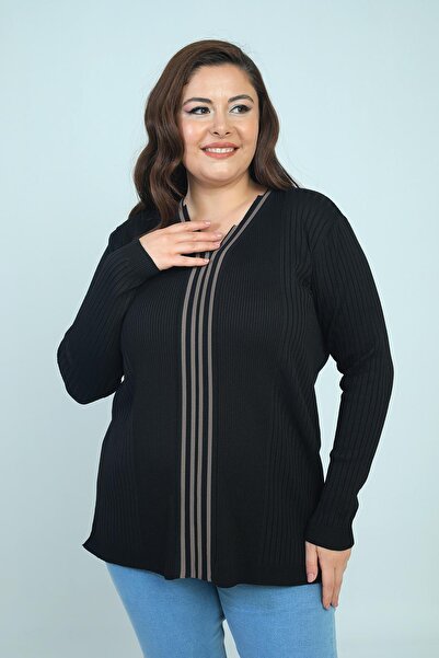 By Saygı بلوزة نسائية بياقة على شكل حرف V مع خطوط أمامية من نسيج مضلع بارد مقاس كبير