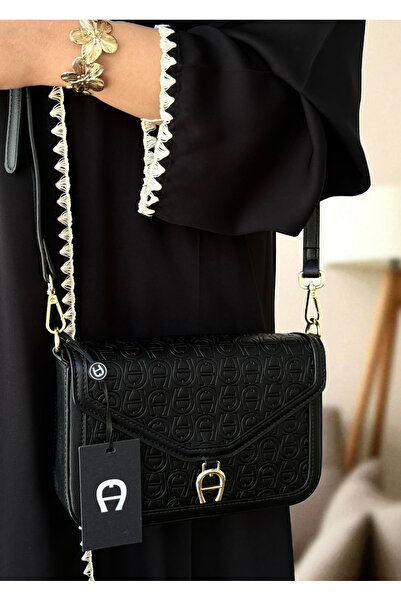 Generic Shoulder bag with accessories