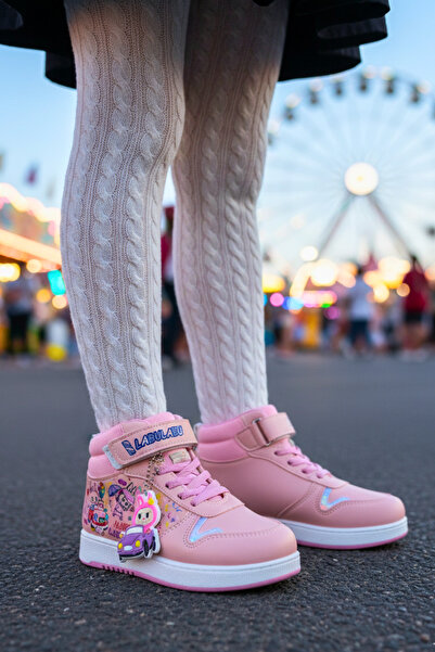 Ekonomik Ayakkabı Kız Çocuk Labubu Karakterli Bot – Labubu Detaylı Anahtarlık