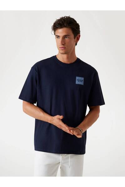 Guess Oversized-Fit T-Shirt