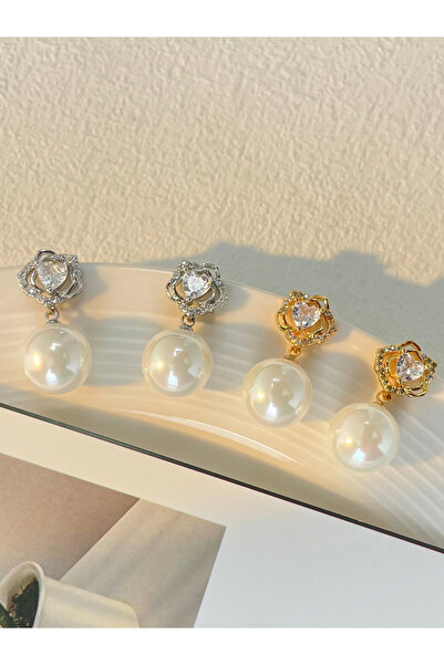 Take Two By Styli أقراط من اللؤلؤ الصناعي مزينة بزخارف نباتية