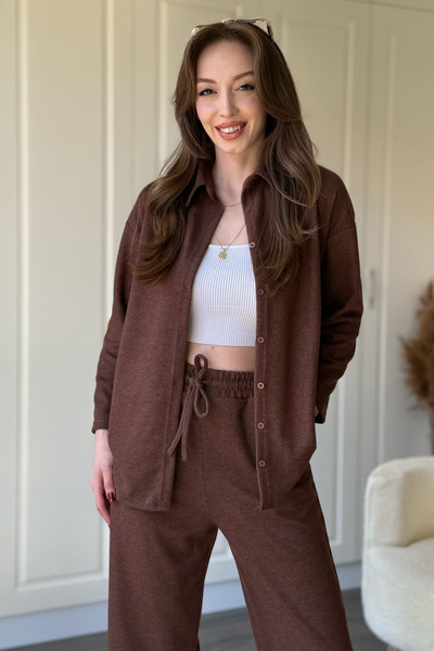 Dilay Gökoğlu Butik Κοστούμι με μακρυμάνικο καφέ πουκάμισο από ύφασμα Σελανίκ...