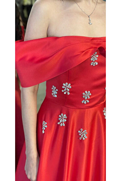 Abiyeniall Kırmızı Madonna Yaka Taş Detaylı Kloş Etekli Saten Uzun Abiye Elbise 11063-07