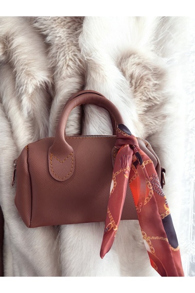 BY BASAK collection حقيبة يد وكتف صغيرة باللون البني مع تفاصيل ملفوفة