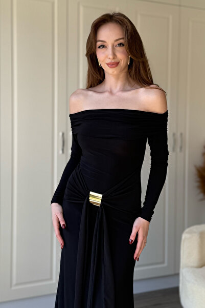 Dilay Gökoğlu Butik Μίντι μαύρο φόρεμα με ανοιχτό ώμο και χρυσά αξεσουάρ στη ...