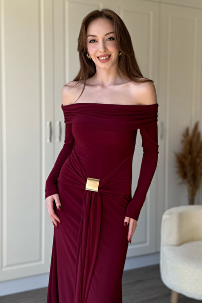 Dilay Gökoğlu Butik فستان ميدي عنابي اللون بتفاصيل على الخصر وإكسسوارات ذهبية...