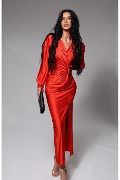 Pretty Elegant dress with slit on the leg