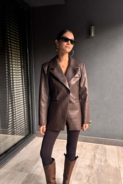 FABB سترة من الجلد الصناعي مع تفاصيل خياطة بنية اللون