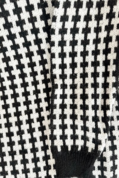 Kombinazon Fisto Square Pattern Black Sweater