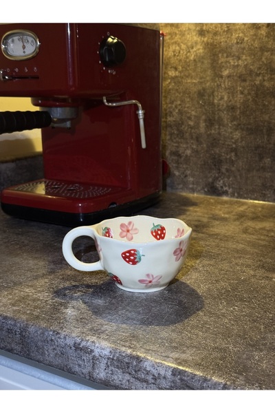 selvi wear كوب قهوة كوري الصنع بتفاصيل الفراولة والزهور – الأول سيراميك عالي الجودة، تصميم أنيق وجذاب