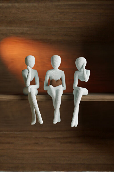 Lovalio 3’lü Oturan Figür Biblo Seti – Kalpli Modern Minimal Dekoratif Obje 12Cm 3D