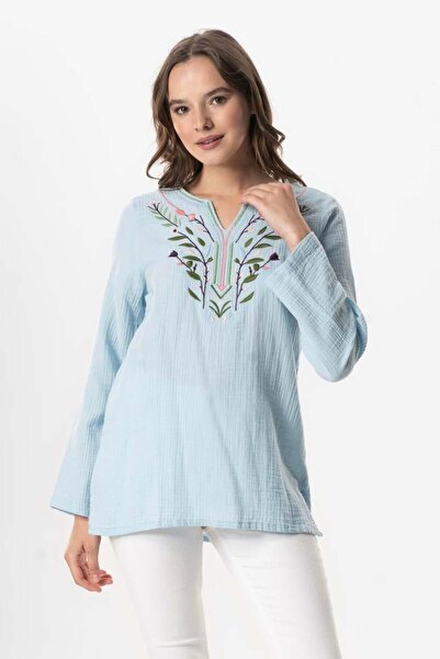 Eliş Şile Bezi Bluză de vară - mânecă lungă în Blue Ice-MV cu decolteu în V brodat și accesorii florale