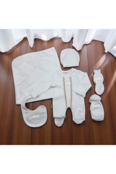 Baby day طقم استقبال مواليد فخم للبنات بتصميم ناعم باللون الأبيض مع لمسات دانتيل بيج أنيقة