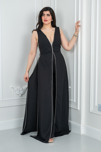 Lara Luxurious black jumpsuit with shiny details and an elegant look