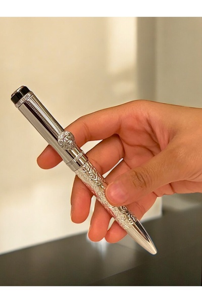 NEW STYLE A stylish and modern ballpoint pen with a lion-shaped design and clip for those who love distinction.