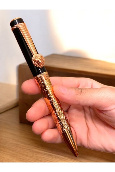 NEW STYLE A stylish and modern ballpoint pen with a lion-shaped design and clip for those who love distinction.