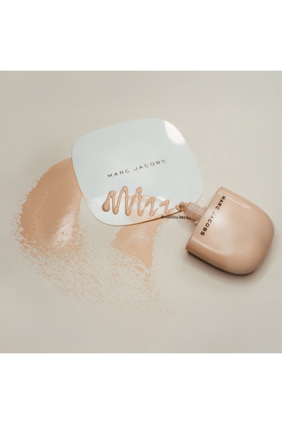 Marc Jacobs Shameless Medium R380 Youthful-Look Longwear Foundation SPF 25