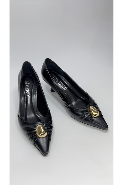 LİVENDİ SHOES حذاء نسائي أسود بمظهر جلدي ومشبك ذهبي ومقدمة مدببة وكعب رفيع أن...