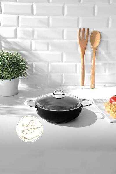 Nehir Титанов черен тенджера 24 см