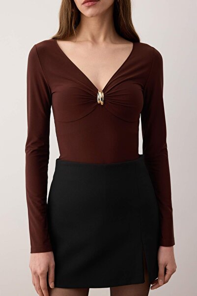 Trendyol Collection Hnědé doplňky Detailní výstřih do V Body Fitting Pružný pletený spodní díl Snap Body TWOAW26BD00002