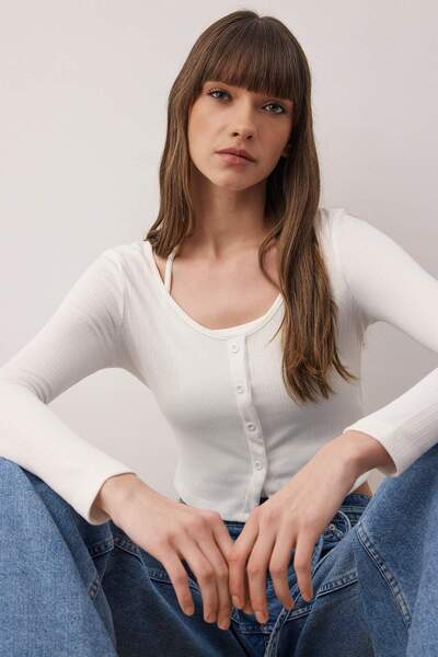 Trendyol Collection Ecru 2-Piece Bodycon Double-Looking Ribbon Detailed Knitwear Look Knitted Blouse Twoaw26Bz00119