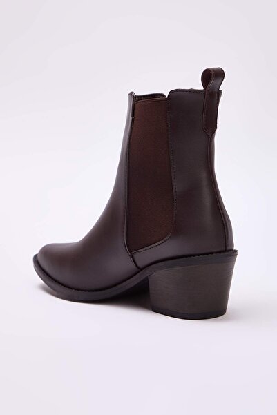 TRENDYOL SHOES Γυναικείες μπότες με τακούνι καουμπόικο μπλοκ με λεπτομέρεια από καουτσούκ σε σκούρο καφέ χρώμα TAKAW25BO00034