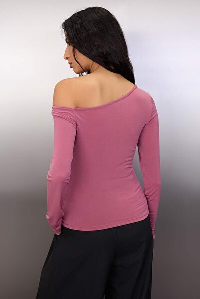 Trendyol Collection Dusty Rose Fitted Off-Shoulder Accessory Detail Asymmetric Neckline Stretchy Knitted Blouse Twoaw26Bz00075