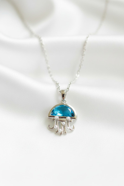 özgül takı ve tasarım قلادة نسائية من الفولاذ المقاوم للصدأ باللون الفضي مع ح...