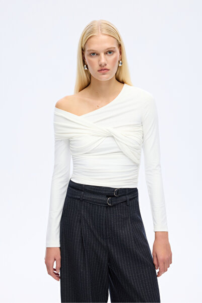 Quzu Drapeli Asimetrik Düğümlü Bluz Ekru