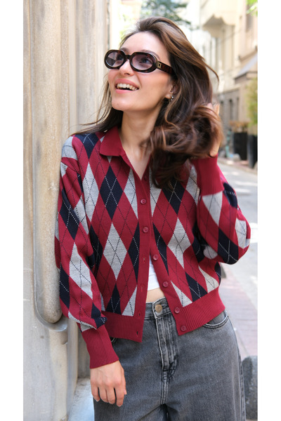 Butik سترة تريكو نسائية من أونا فيابا - لون بوردو بياقة بولو ونقشة البقلاوة مع أزرار