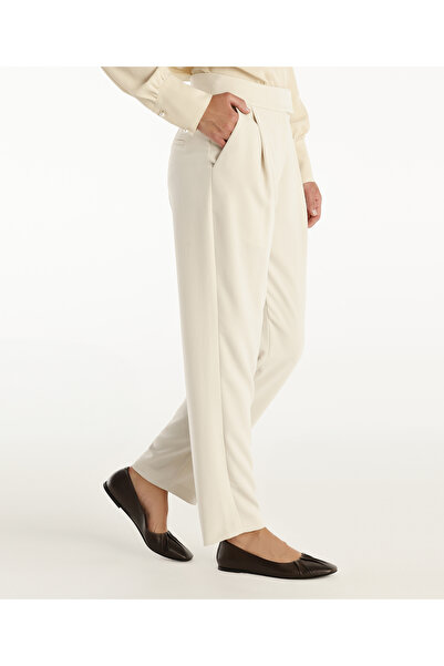 Yargıcı Kemer Detaylı Pantolon
