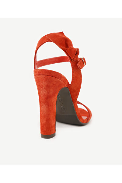 Yargıcı Fiyonk Detaylı Deri Topuklu Ayakkabı