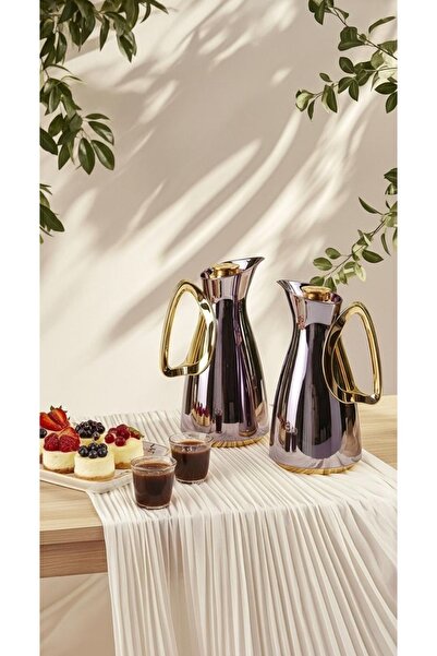 Generic A set of thermos flasks with a royal design, ideal for hospitality and events.