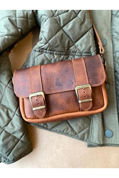 ALESTA LEATHER (نكتب الاسم) حقيبة ماسنجر من الجلد الطبيعي مقاس صغير