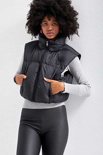 it's basic Kadın Şişme İçi Dolgulu Sıfır Kol Yandan Cepli Crop Şişme Yelek