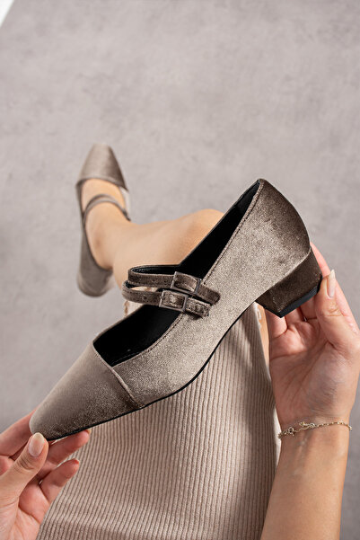 ELİSHA BUTİK حذاء نسائي من كريستين مينك مخملي ملون بإبزيم مزدوج وكعب سميك