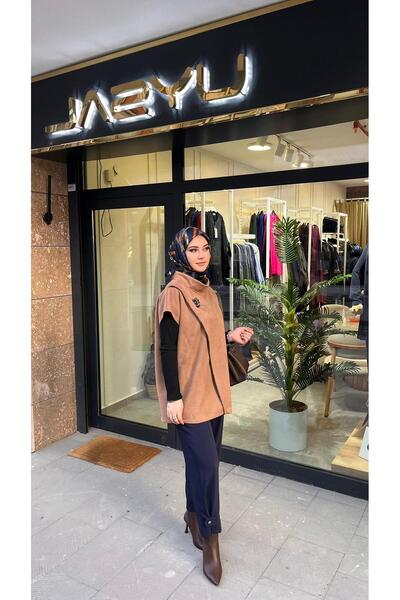 qmash 02911 Suede Sweater Camel – Stand-Up Collar with Leaf Embroidery Detail