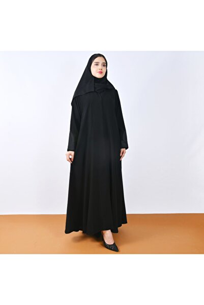 HAWRAA ABAYA عباية سوداء أنيقة بطقطق مخفي بقَصّة نص كلوش بتطريز ناعم على الأكمام يضفي تفاصيل راقية