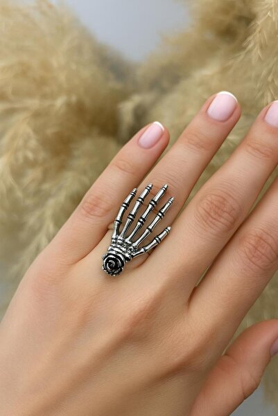 Herşey Nota Black Rose Figured Skeleton Hand Ring – the Symbol of Dark Love and Infinity