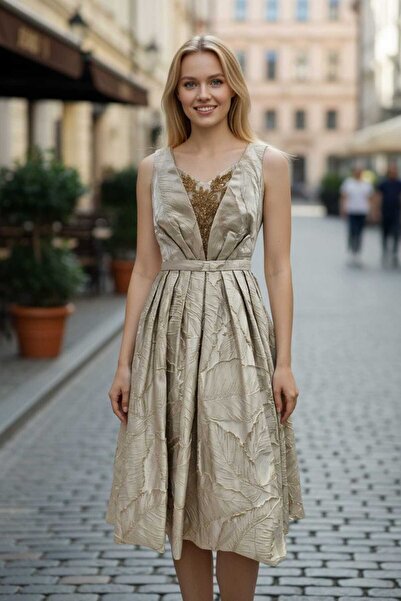 Lara فستان سهرة ذهبي أنيق بتصميم فاخر