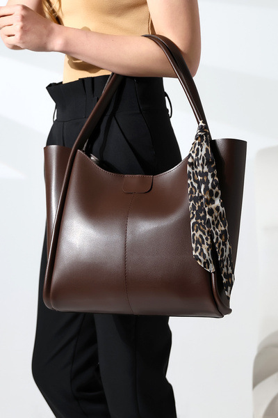 Encool Hnědá leopardí šála detailně zdůrazňuje dámskou tašku přes rameno | Velká taška přes rameno vhodná pro každodenní použití