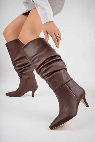 moun shoes Γυναικείες μπότες με φερμουάρ σε καφέ χρώμα με λεπτό τακούνι μέχρι τη γάμπα