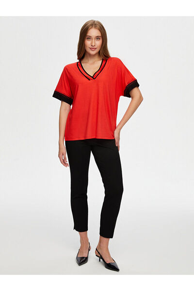 Faik Sönmez Kolu Nakış Detaylı Renk Bloklu V Yaka T-Shırt W26TSH060